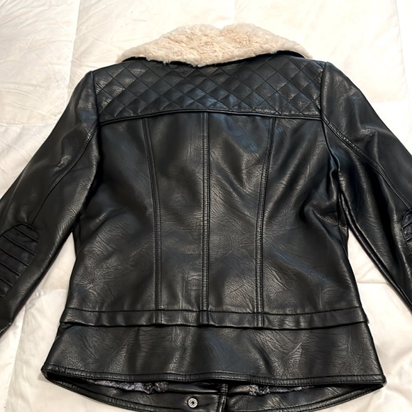 Black leather Guess jacket with white fur collar… - Picture 5 of 7